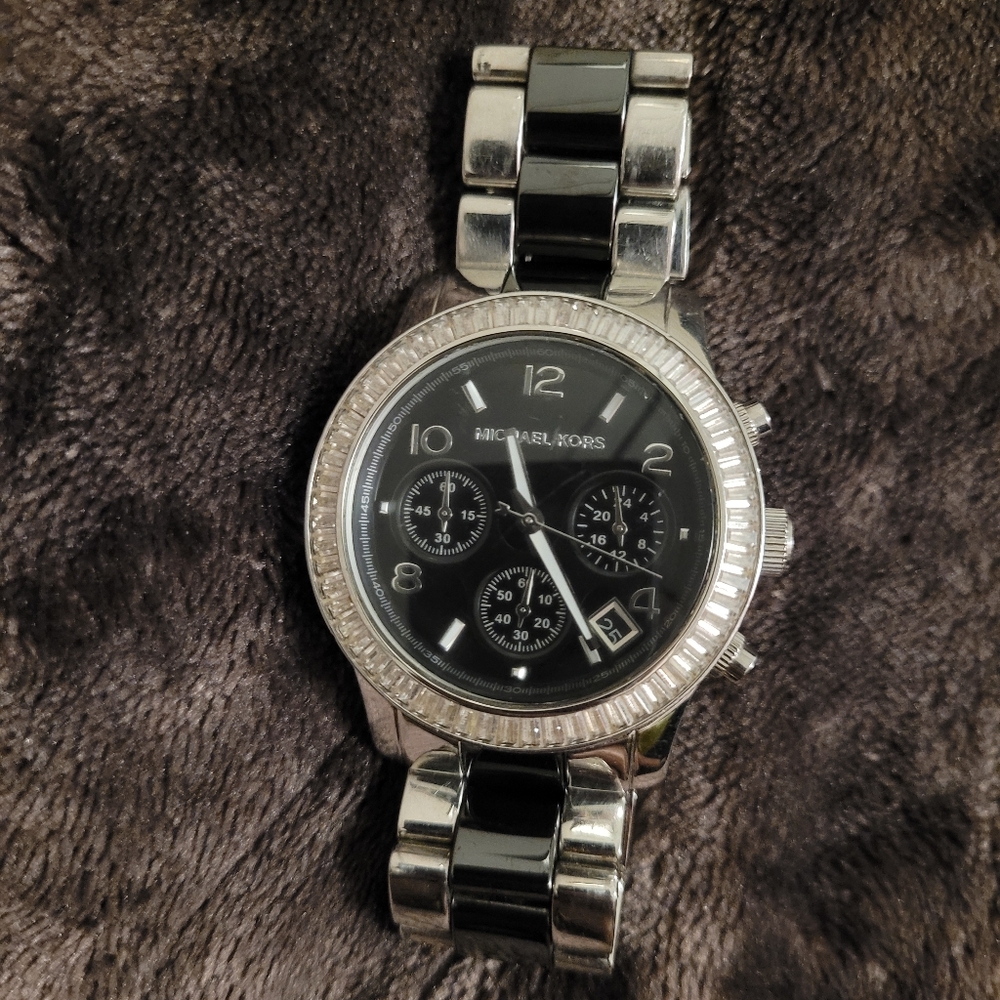 Michael Kors MK 5677 Watch Silver Black - Picture 4 of 5